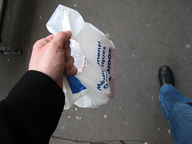 J'achète une crème à base d'ibuprofène et un spray pour la gorge