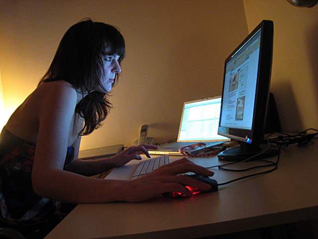 Marjolaine regarde ses emails