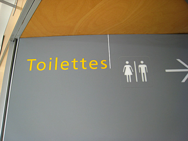 Je vais aux toilettes