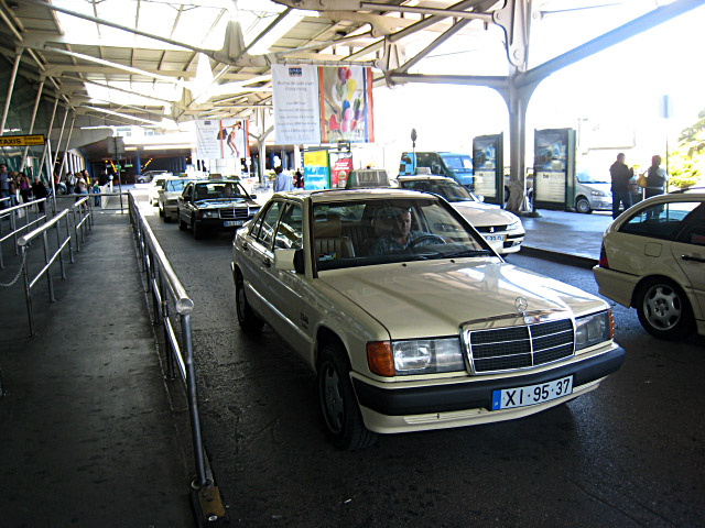 Nous montons dans un taxi qui fais la gueule parceque je le prends en photo