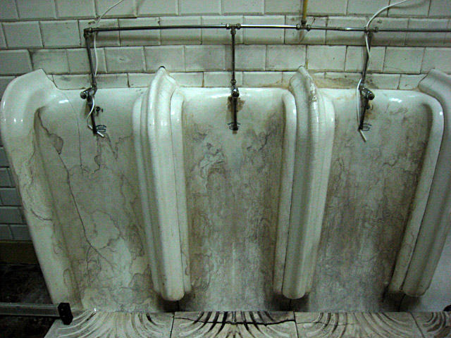 Je vais aux toilettes