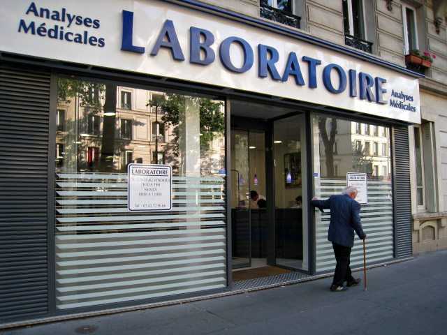 Je vais au laboratoire