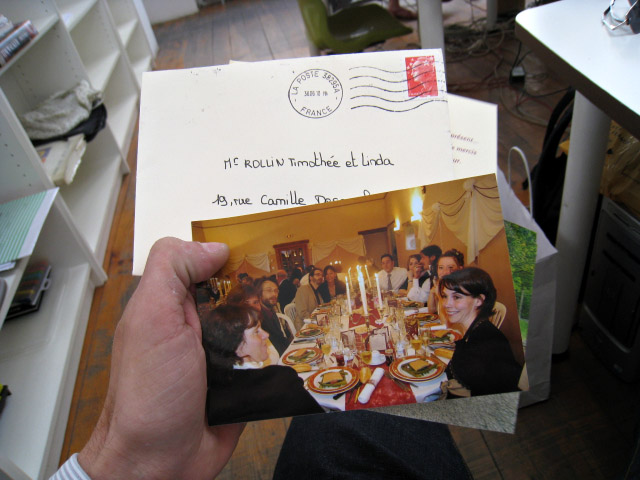 Je regarde à nouveau les photos de mariage. Je ne reconnais personne