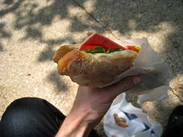 Je me pose sur un banc pour manger