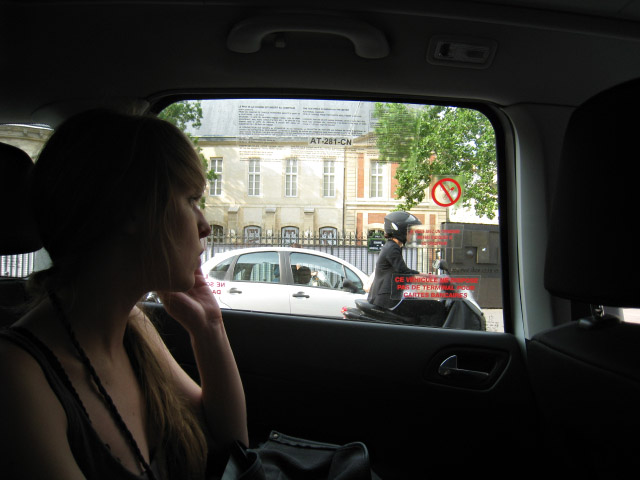 Aude au téléphone