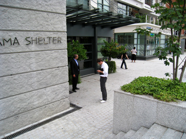 Nous retrouvons Jérémie devant Mama Shelter pour une réunion graphique