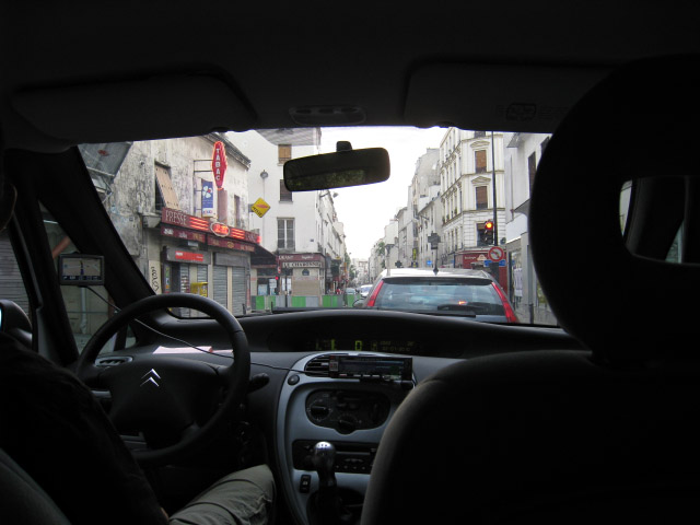 La réunion est terminée. Nous prenons un taxi