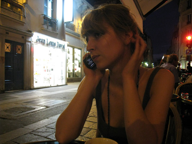 Aude s'apprête à partir rejoindre des amis