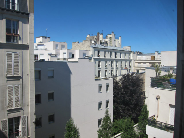 Je regarde à la fenêtre