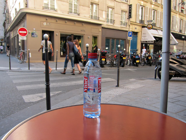 Nous nous installons en terrasse