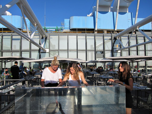 Nous allons au restaurant de la terrasse
