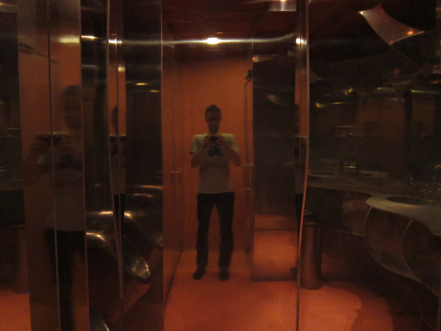 Je vais aux toilettes