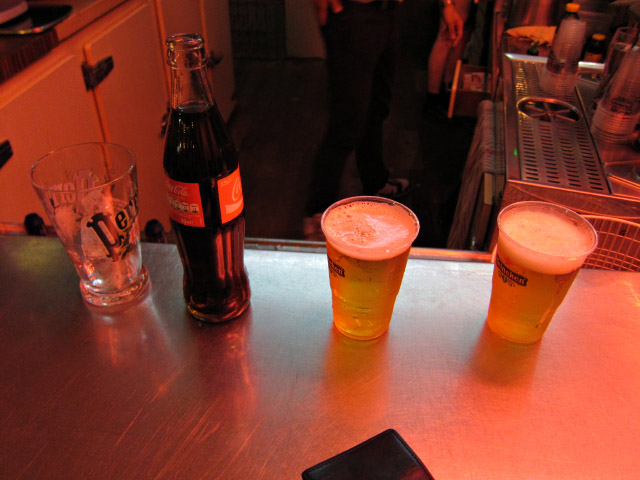 Je commande des boissons au bar