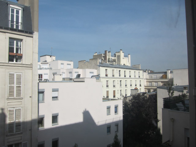 Je regarde à la fenêtre