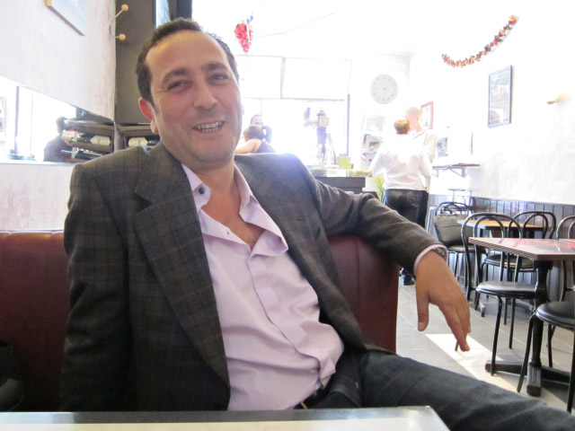 Je retrouve Yossef dans un bar