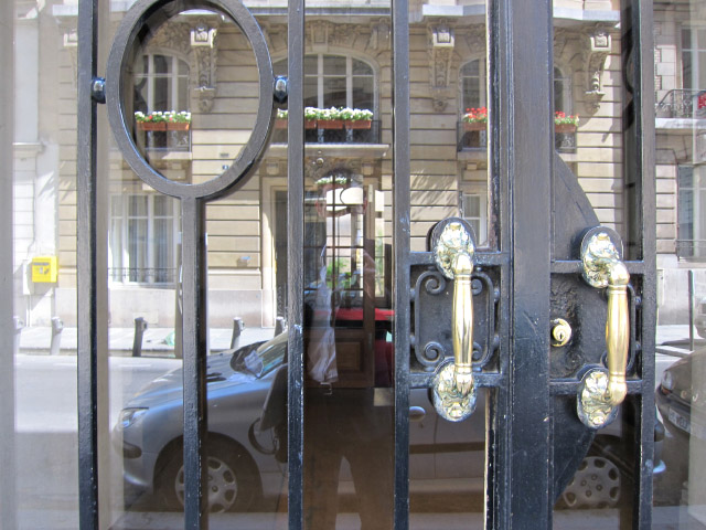 La porte d'entrée de l'immeuble