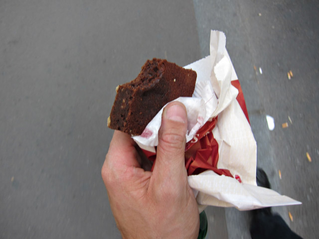 Je mange un brownie