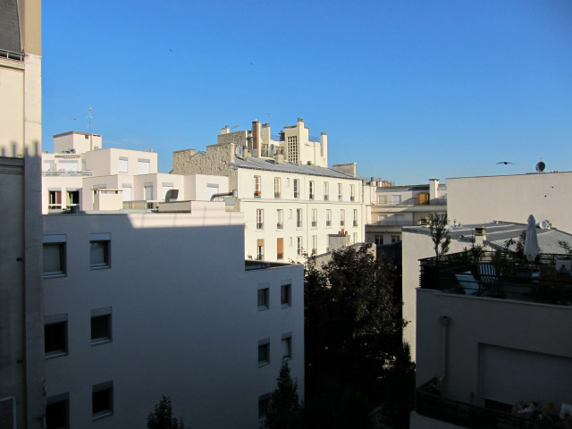 Je regarde à la fenêtre