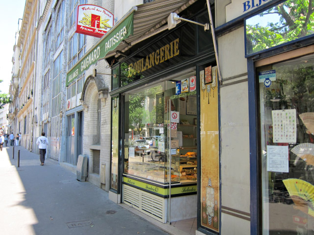 Je vais à la boulangerie