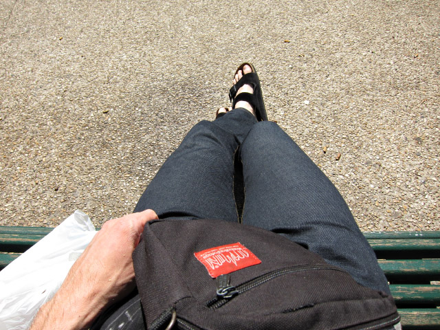 Je m'installe sur un banc pour profiter du soleil