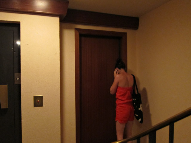 J'arrive chez Julie et Néjib. Je croise Julie et Alice dans l'escalier