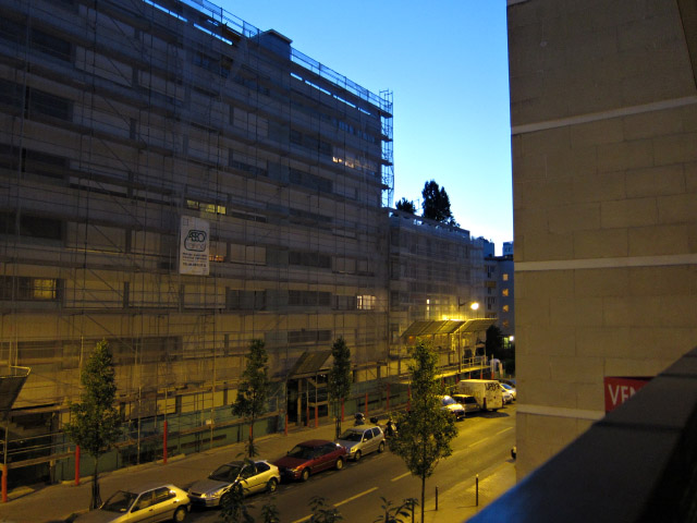 Je regarde à la fenêtre