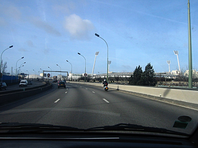 Sur le périphérique. Nous allons à Issy-les-Moulineaux