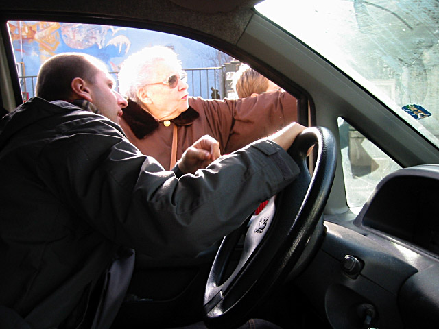 Nous demandons notre chemin. Edouard cherche une station Esso dans laquelle travaille M. T