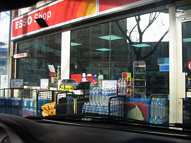 Nous arrivons à la station Esso dans laquelle est sensé travailler M. T