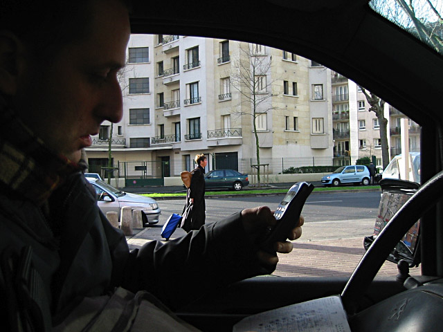 Il tente de le joindre. En vain