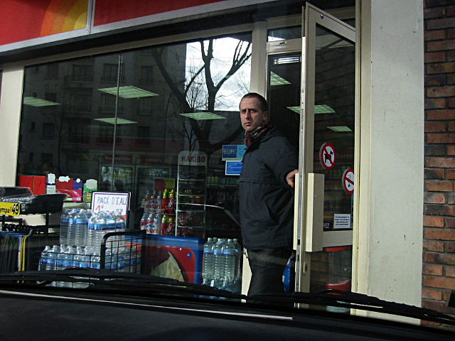 Nous trouvons une autre station Esso. Pas de M. T