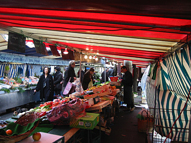 Nous passons au marché Jeann-d'Arc pour acheter à manger
