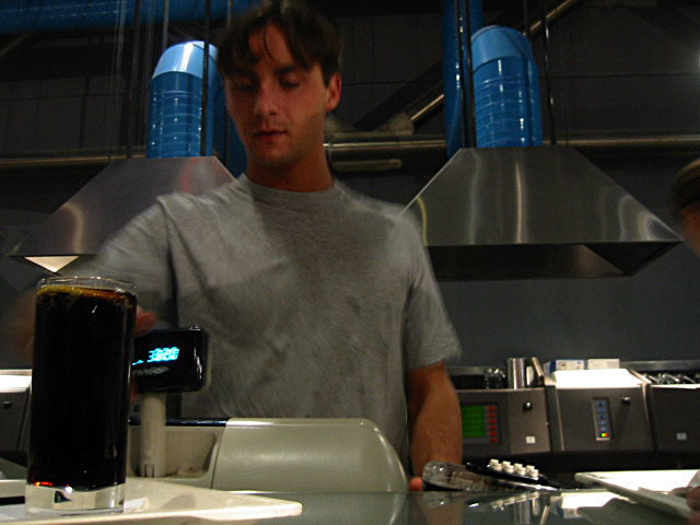 Je prends un coca à la cafétéria