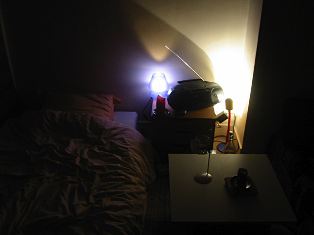 Julie s'est installée chez E B. Je visite sa chambre