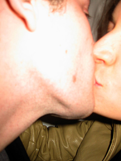 Elle me demande mon appareil. Elle m'embrasse tout en prenant une photo