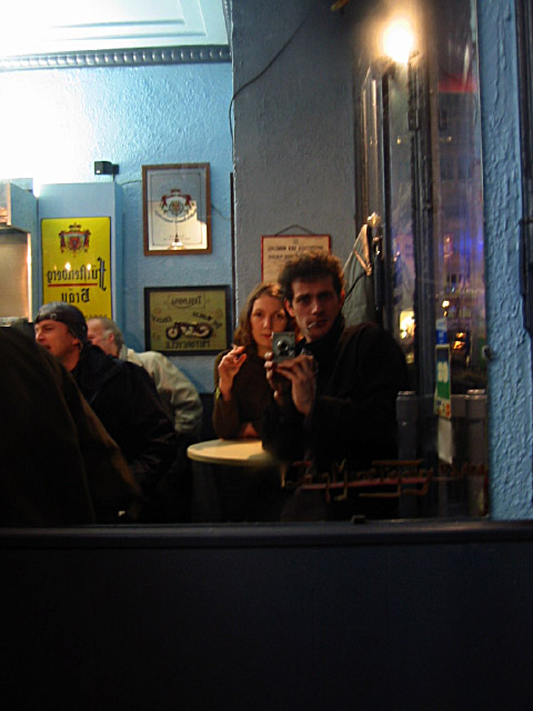 Nous allons dans le bar en face