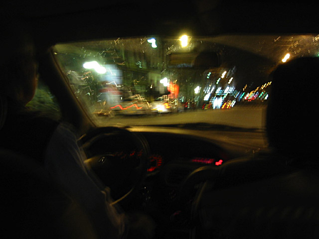 Nous nous restons pas longtemps et prenons un taxi