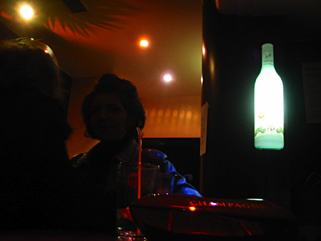 Nous nous installons au bar pour boire un verre
