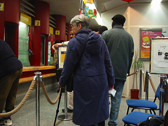 Je vais à la poste