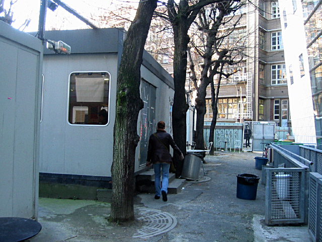 Je descends à la cafétéria prendre un coca