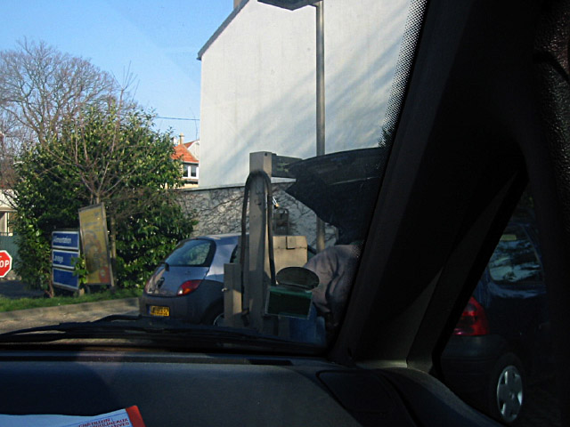 Edouard discute avec M. T. Je l'attends dans la camionnette