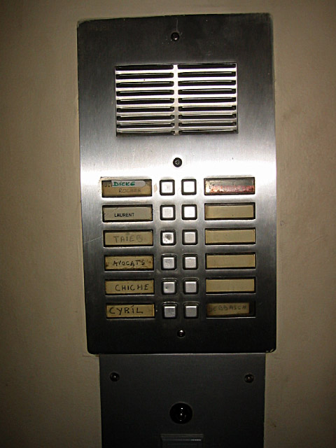 Je sonne à l'interphone