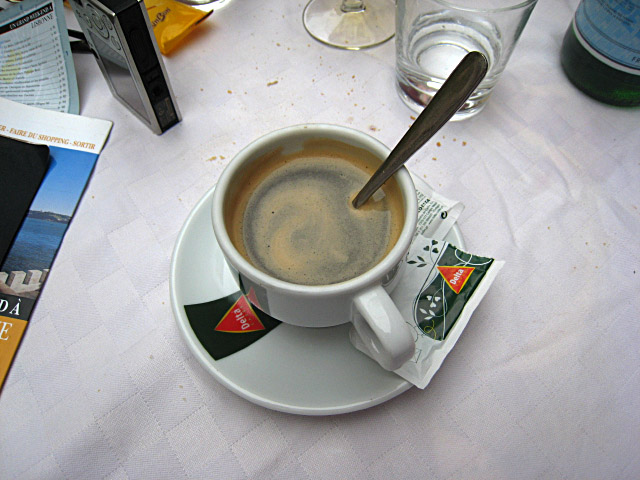 Je bois un café