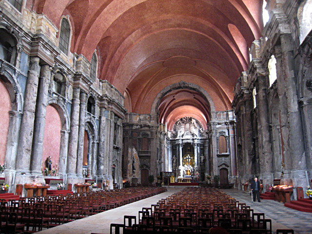 Nous visitons une église