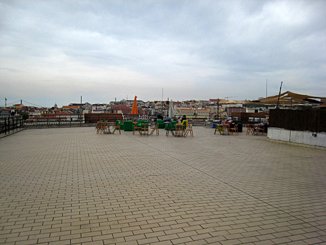 Nous trouvons une grande terrasse