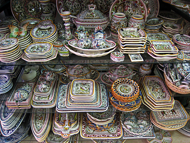 Marjolaine adore les boutiques de souvenirs