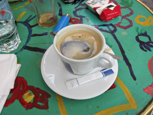 Je bois un café