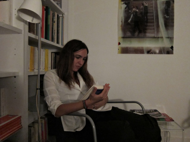 Nous passons la soirée chez moi