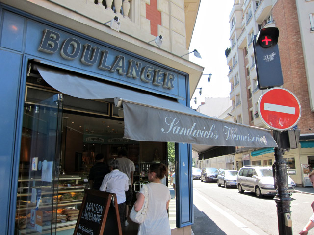 Je vais à la boulangerie