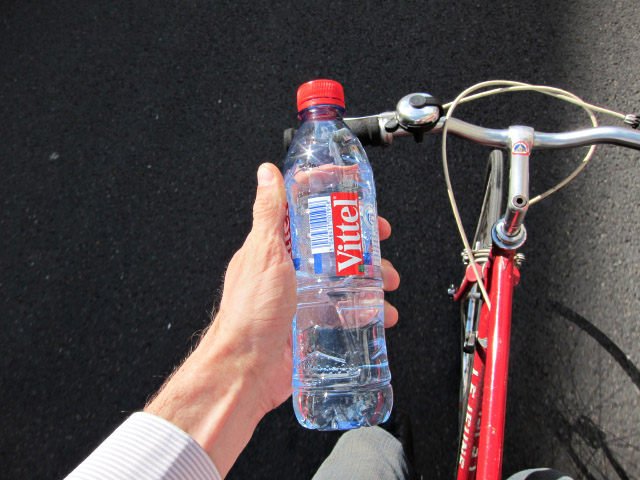 Il fait chaud. J'achète de l'eau